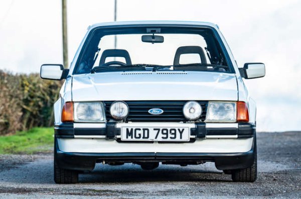 Добавянето на впръскване на гориво към първия Escort с предно задвижване даде допълнително настроение, но също така увеличи икономията на гориво до заявените горе.

Моделът със 105 к.с. с четири цилиндъра не беше известен с гладко поведение, но неговата практичност и атрактивен дизайн му спечелиха много фенове . Смята се, че 25 процента от всички продадени Escort са били XR3is. Дори Аиртон Сена имаше един...